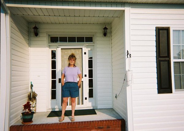 Paula in front of parents home 8-0-09.JPG